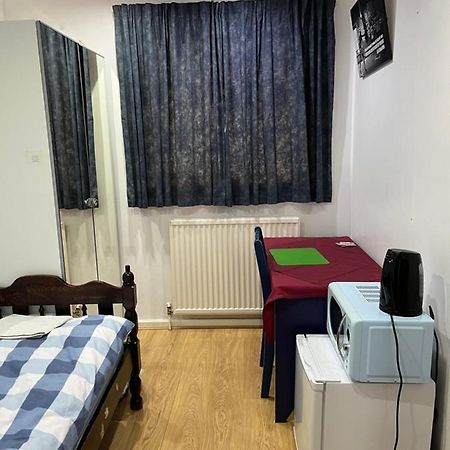 Comfortable Single Bedroom With Free On Site Parking Kingston upon Thames  Zewnętrze zdjęcie