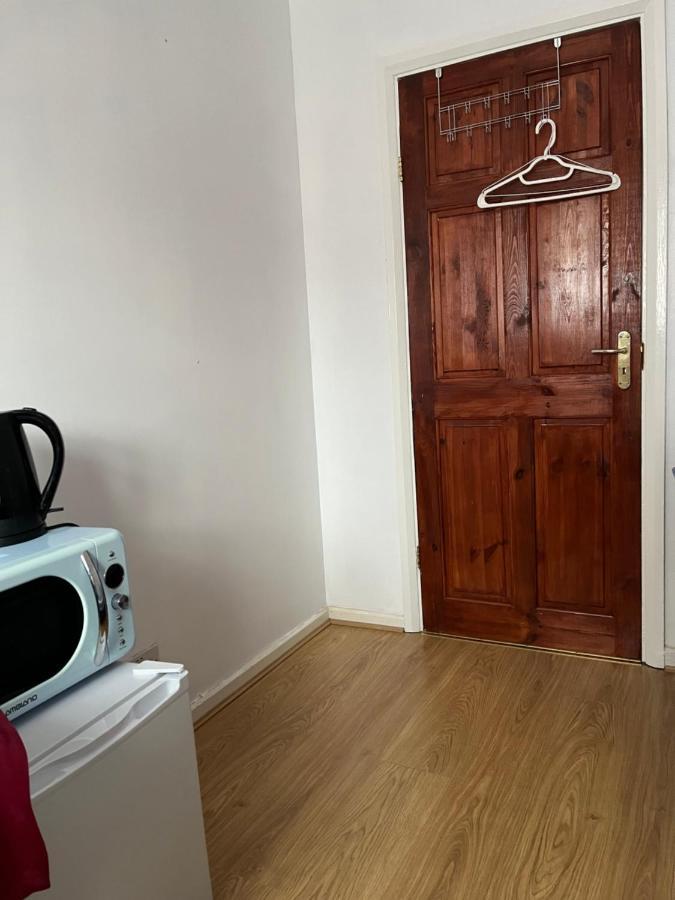 Comfortable Single Bedroom With Free On Site Parking Kingston upon Thames  Zewnętrze zdjęcie